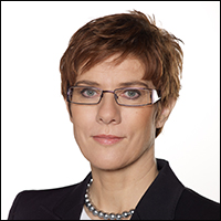 Annegret-Kramp-Karrenbauer est à la tête de la Sarre. En Allemagne, le système éducatif dépend des Länder. La ministre présidente a pu prendre la décision de faire de la Sarre un Land bilingue allemand-français d'ici 2020.
