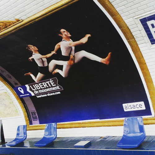 Cette affiche collée dans le métro parisien attirera-t-elle des touristes en Alsace cet été ? Qui peut y croire ?