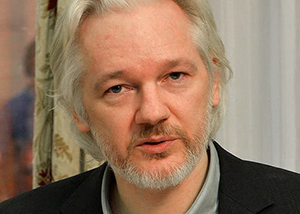 Julian Assange est le fondateur, rédacteur en chef et porte-parole de WikiLeaks. Il a publié sur son site WikiLeaks plus de 400 000 documents confidentiels sur les actes de l'armée américaine en Irak. Poursuivi par les services américains et britanniques, il a trouvé refuge à l’ambassade de l’Équateur à Londres où il est reclus depuis trois ans. Il vient de demander à la France de l’accueillir. François Hollande et Manuel Valls ont refusé.