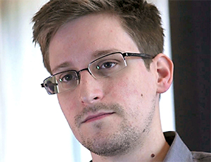 Edward Snowden, ancien employé de CIA de la NSA, a révélé les détails de plusieurs programmes de surveillance de masse américains et britanniques. Inculpé et traqué par les États-Unis, Snowden est depuis deux ans en Russie où il a obtenu un asile temporaire. 